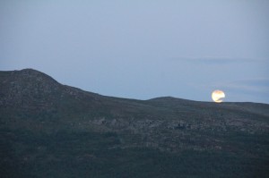 Månen på Leverkinna 10.07.14 Foto: Siri KW